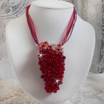 Collier pendentif Tendre Rouge monté avec des gouttes en verre rouge, des perles rondes facettées et des perles nacrées
